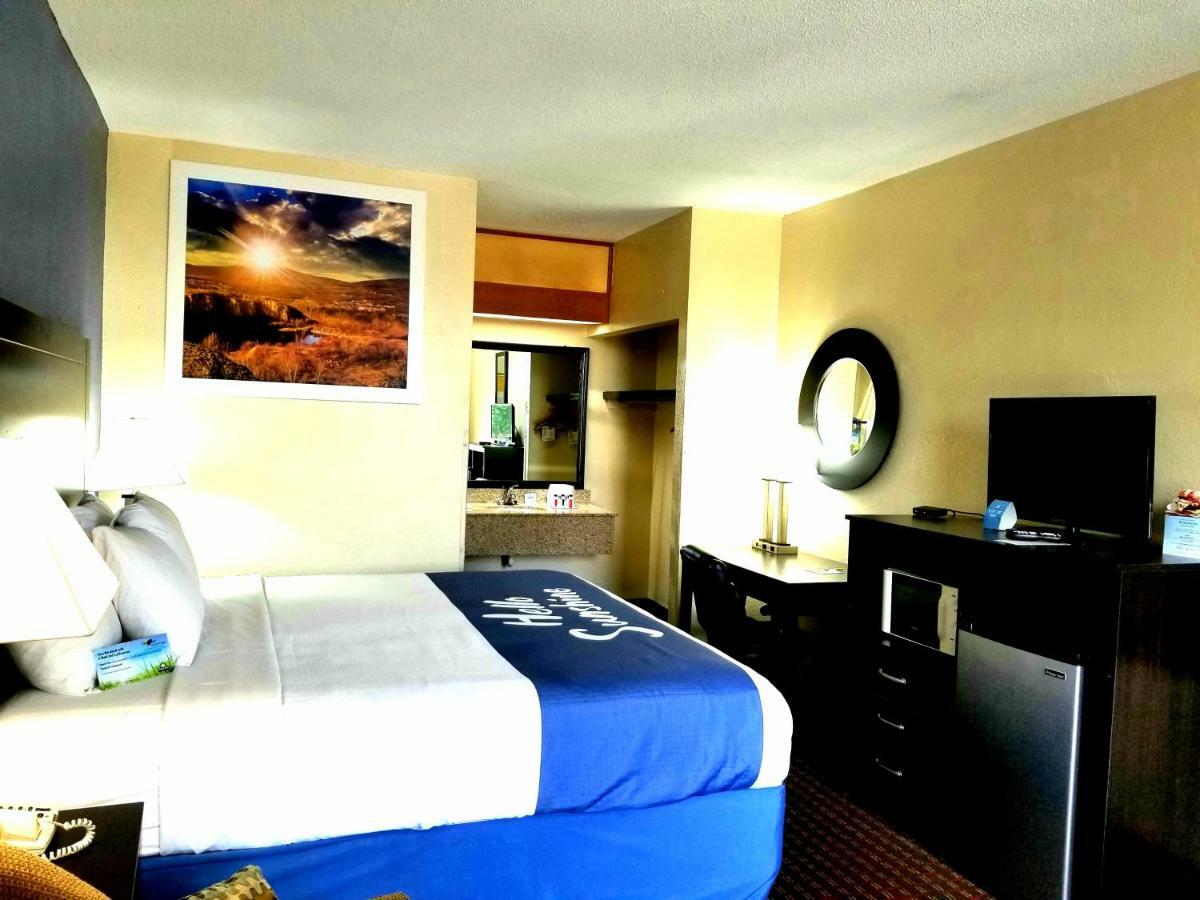 Days Inn By Wyndham Easley West Of Greenville/Clemson Area Экстерьер фото